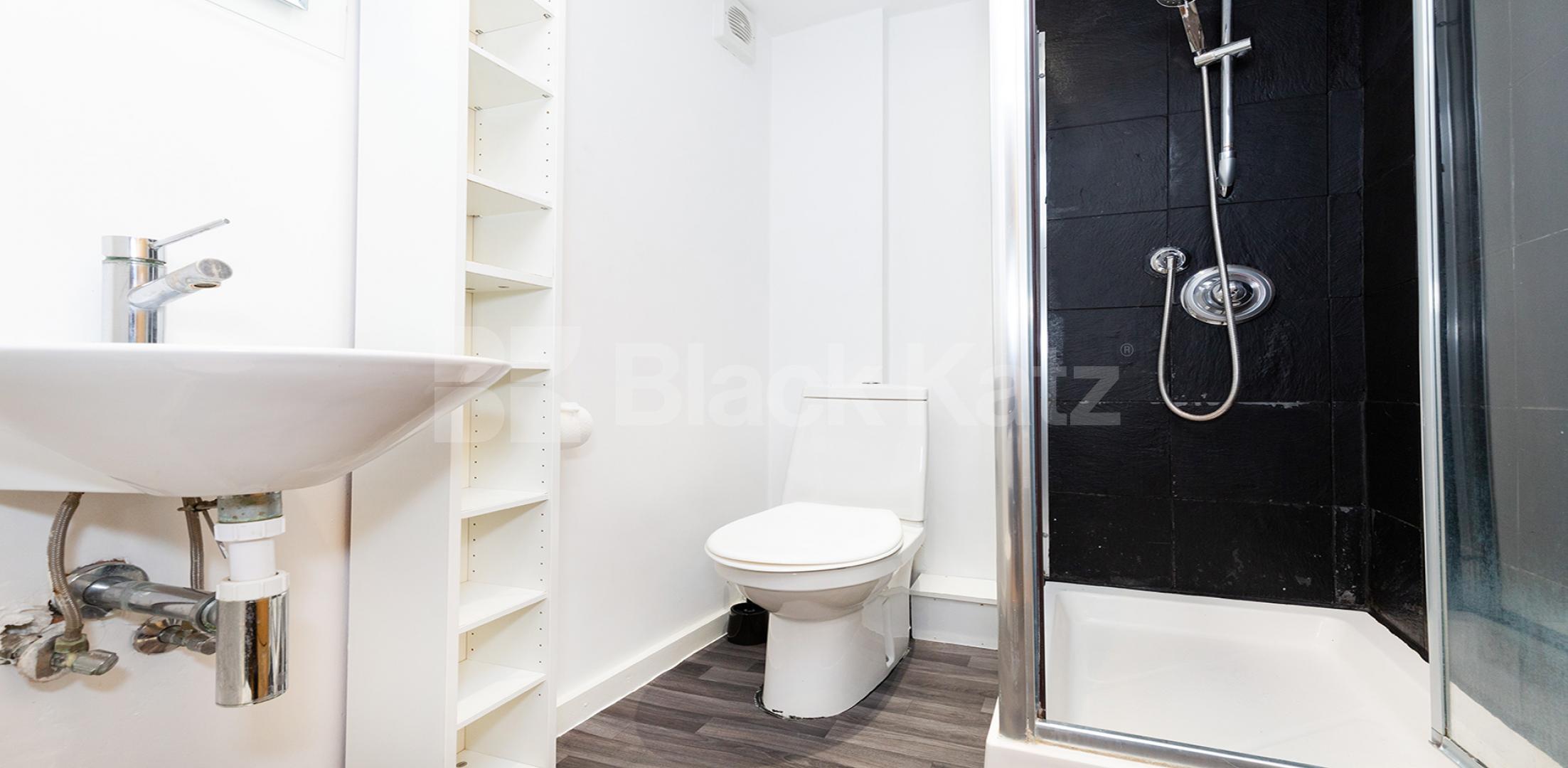 5 bedroom house located 0.3 miles from a Piccadilly line Hampden Road, Haringey